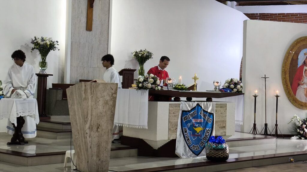 Un año más estamos muy contentos de haber podido celebrar la misa de bendición de los títulos de bachiller de nuestros estudiantes.