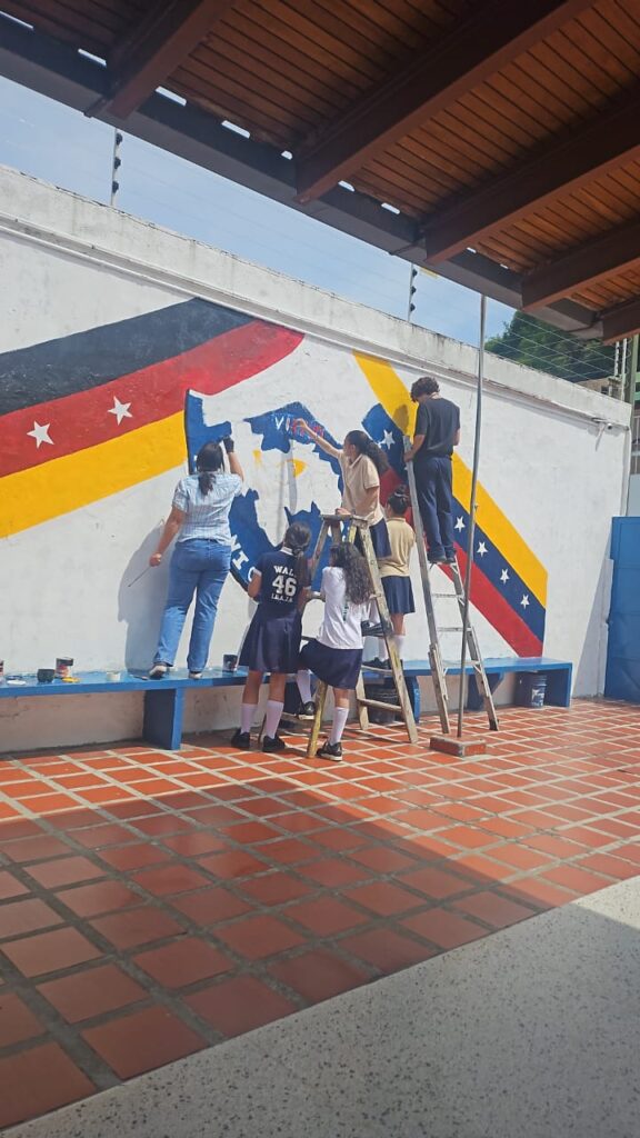 Alumnos y profesores de 5to Medio haciendo labores sociales de recuperación y mantenimiento de los elementos representativos e históricos del IDAJS.