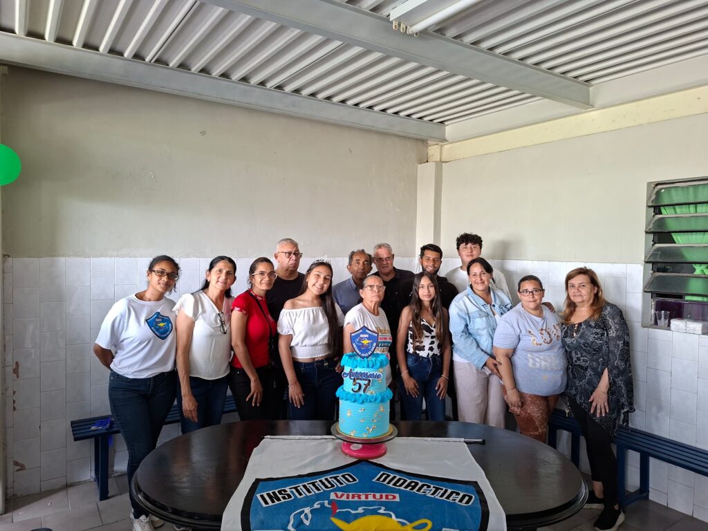 En el marco de la Semana Cultural Aniversario del Instituto Didáctico Antonio José de Sucre, nuestra comunidad educativa disfrutó de una emotiva y vibrante exhibición de canto de música tradicional venezolana, una actividad que llenó de orgullo, identidad y sentido de pertenencia a todos los presentes.